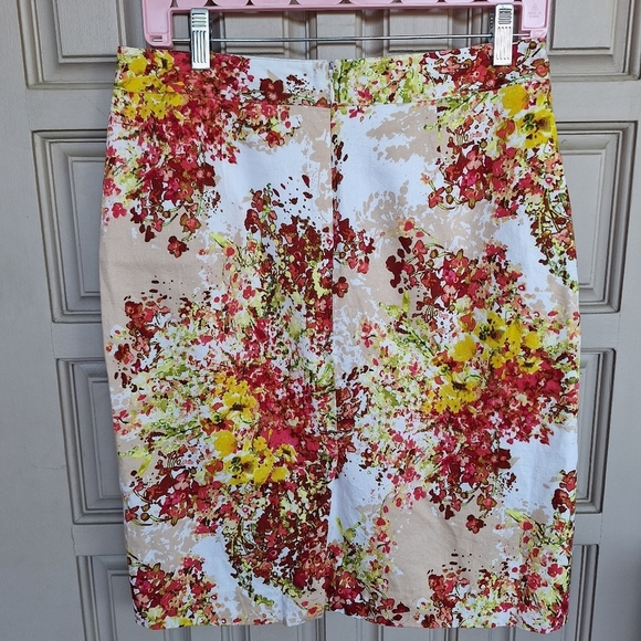 VanHeusen Studio Skirt Sz4 Sraight  Floral Zip Back Lt Weight Cotton Band Waist - Picture 2 of 7